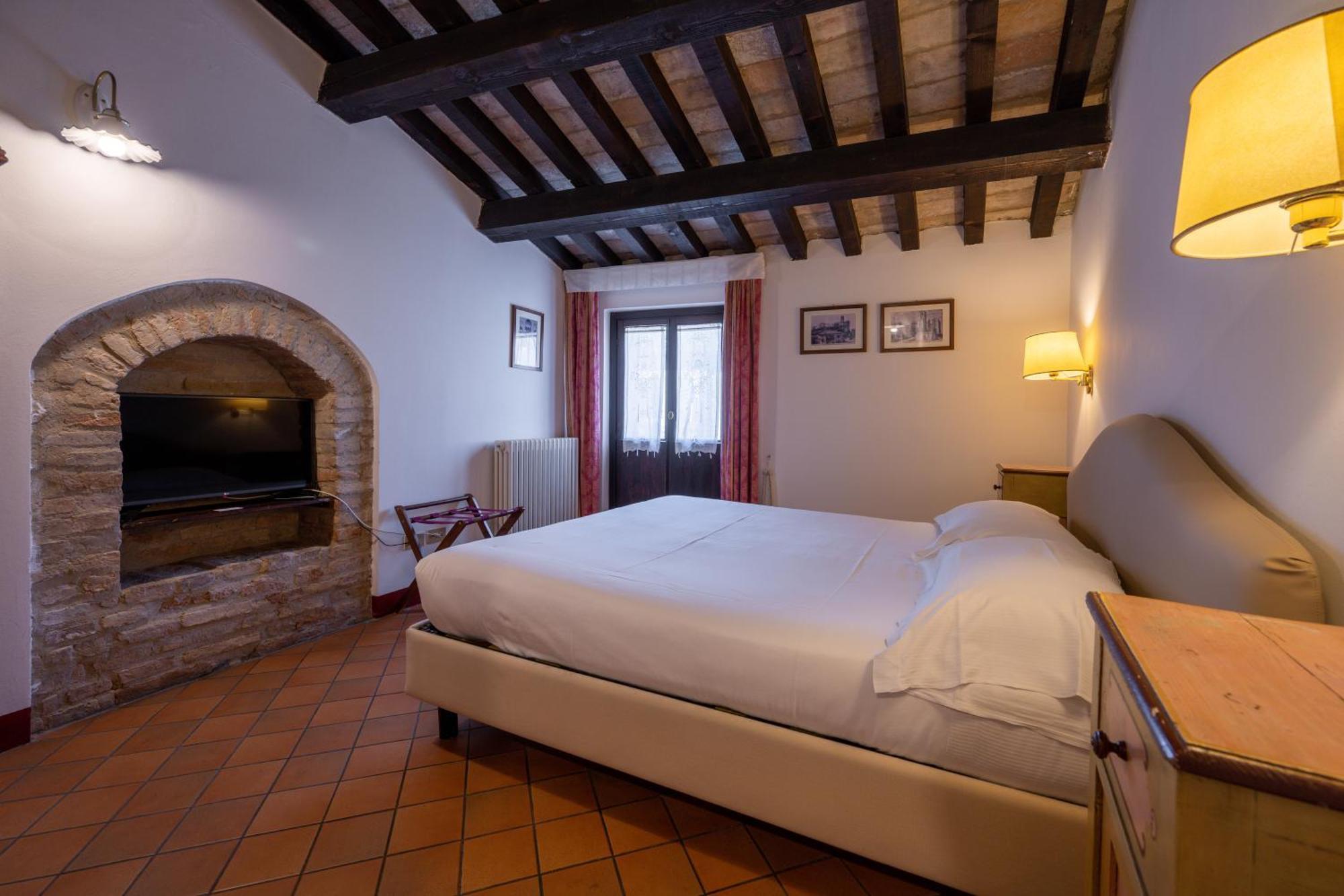 Hotel Palazzo Viviani Castello Di Montegridolfo Habitación foto